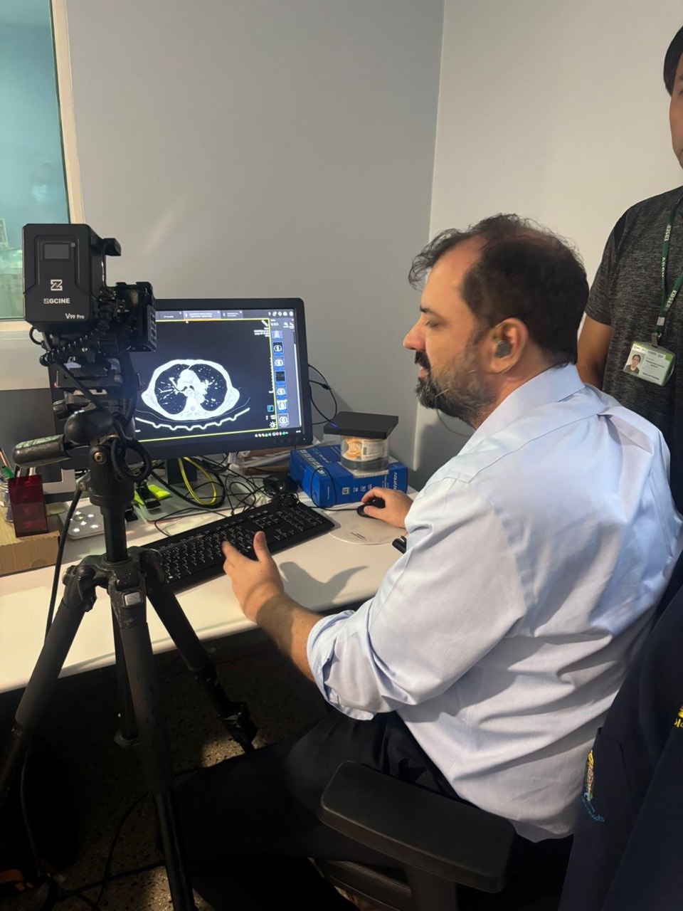 Dr. João Paulo durante a análise de imagens de tomografia no CONNECT 2026, em Manaus.